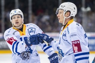 Le Suédois Niklas Hansson (à gauche sur l'image) quitte Zoug de manière prématurée. (Archives) KEYSTONE/TIL BUERGY